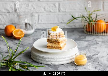 Barrette di limone fatte in casa sulla pasta da forno. Dessert estivo leggero al limone. Foto Stock