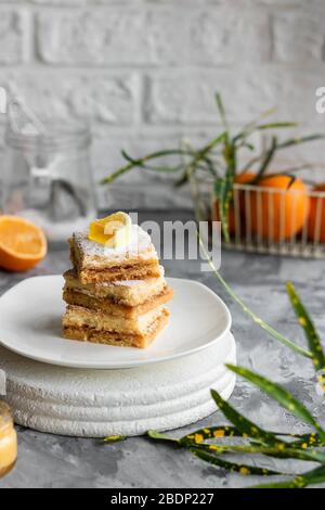 Barrette di limone fatte in casa sulla pasta da forno. Dessert estivo leggero al limone. Foto Stock