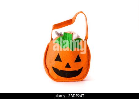 Borsa di zucca di Halloween con caramelle all'interno isolate su sfondo bianco Foto Stock