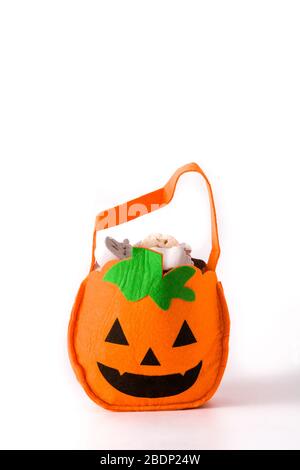 Borsa di zucca di Halloween con caramelle all'interno isolate su sfondo bianco Foto Stock