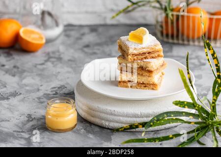 Barrette di limone fatte in casa sulla pasta da forno. Dessert estivo leggero al limone. Foto Stock