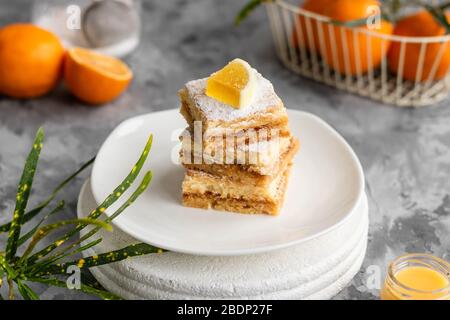 Barrette di limone fatte in casa sulla pasta da forno. Dessert estivo leggero al limone. Foto Stock