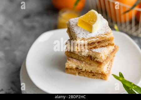 Barrette di limone fatte in casa sulla pasta da forno. Dessert estivo leggero al limone. Foto Stock