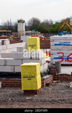 Hesketh Bank, Lancashire; Regno Unito Coronavirus: 9 aprile 2020; fasi di costruzione come tutti i lavori a una fermata su Persimmon Douglas Gardens. I cantieri stanno chiudendo per proteggere i loro costruttori, nonostante sia consentito rimanere aperti in mezzo alla chiusura. Housebuilder Persimmon si è Unito ad altri nel piantare a giù gli attrezzi. I ritardi correlati al coronavirus hanno colpito i progetti in tutto il Regno Unito AS, mentre le case edili hanno messo in pausa l’intero lavoro di costruzione. Credito: MediaWorldImages/Alamy Live News Foto Stock