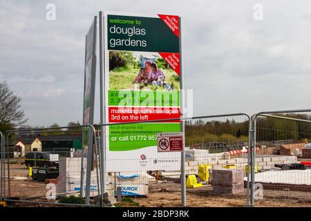 Hesketh Bank, Lancashire; Regno Unito Coronavirus: 9 aprile 2020; fasi di costruzione come tutti i lavori a una fermata su Persimmon Douglas Gardens. I cantieri stanno chiudendo per proteggere i loro costruttori, nonostante sia consentito rimanere aperti in mezzo alla chiusura. Housebuilder Persimmon si è Unito ad altri nel piantare a giù gli attrezzi. I ritardi correlati al coronavirus hanno colpito i progetti in tutto il Regno Unito AS, mentre le case edili hanno messo in pausa l’intero lavoro di costruzione. Credito: MediaWorldImages/Alamy Live News Foto Stock