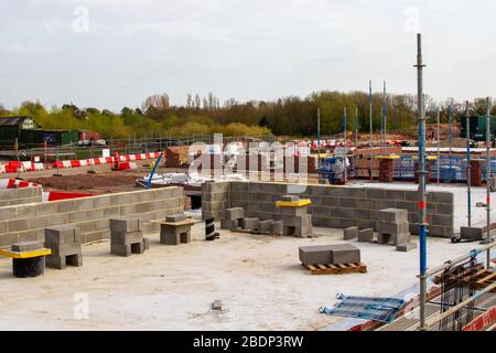 Hesketh Bank, Lancashire; Regno Unito Coronavirus: 9 aprile 2020; fasi di costruzione come tutti i lavori a una fermata su Persimmon Douglas Gardens. I cantieri stanno chiudendo per proteggere i loro costruttori, nonostante sia consentito rimanere aperti in mezzo alla chiusura. Housebuilder Persimmon si è Unito ad altri nel piantare a giù gli attrezzi. I ritardi correlati al coronavirus hanno colpito i progetti in tutto il Regno Unito AS, mentre le case edili hanno messo in pausa l’intero lavoro di costruzione. Credito: MediaWorldImages/Alamy Live News Foto Stock