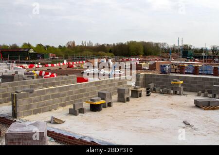 Hesketh Bank, Lancashire; Regno Unito Coronavirus: 9 aprile 2020; fasi di costruzione come tutti i lavori a una fermata su Persimmon Douglas Gardens. I cantieri stanno chiudendo per proteggere i loro costruttori, nonostante sia consentito rimanere aperti in mezzo alla chiusura. Housebuilder Persimmon si è Unito ad altri nel piantare a giù gli attrezzi. I ritardi correlati al coronavirus hanno colpito i progetti in tutto il Regno Unito AS, mentre le case edili hanno messo in pausa l’intero lavoro di costruzione. Credito: MediaWorldImages/Alamy Live News Foto Stock