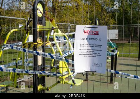 Peckham Rye Park, Londra, Regno Unito. 9 Aprile 2020. Una palestra all'aperto coperta di nastro di polizia e barriere mentre il blocco a Londra e nel Regno Unito continua. Credit: Tom Leighton/Alamy Live News Foto Stock