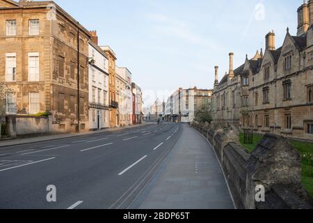 High Street, dal Magdalen College (a destra) guardando verso ovest verso la cupola del Radcliffe Camera e Queens College Foto Stock