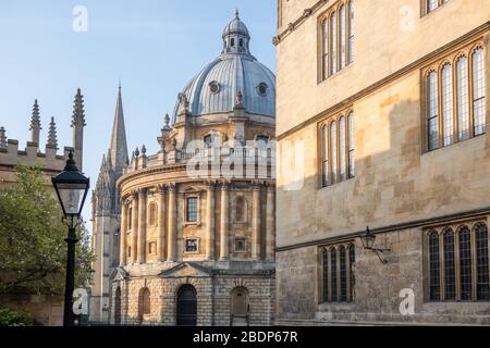 La Biblioteca Bodleiana con Radcliffe Camera e Chiesa di San Marys Foto Stock