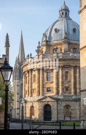 La Biblioteca Bodleiana con Radcliffe Camera e Chiesa di San Marys Foto Stock