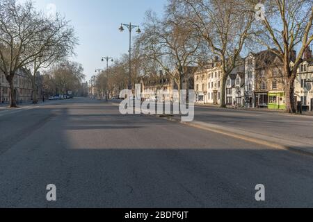 St. Giles, Oxford, deserta. Preso in consegna il fine settimana di Pasqua 2020, quando la città di Oxford era a Covid Lockdown Foto Stock