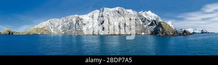 Montagne innevate, Elsehul Bay, South Georgia Island, Antartico Foto Stock