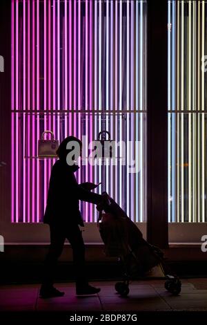 Passersby alla vetrina Dior, Mayfair, Londra Foto Stock