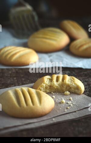 immagine verticale dei biscotti appena sfornati al burro, ripresa con messa a fuoco selettiva per sfondo sbiadito per testo di ricetta o spazio di copia Foto Stock