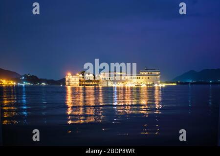 Lake Palace Palace Palace sul lago Pichola al crepuscolo, Udaipur, Rajasthan, India Foto Stock