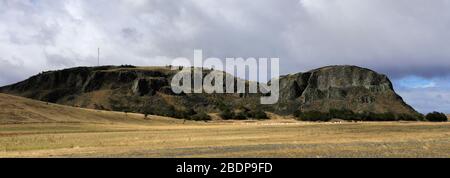 Morro Chico montagna e Rio Penitente, Patagonia Steppe vicino Punta Arenas città, Patagonia, Cile, Sud America Foto Stock