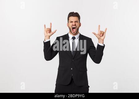 Ritratto di un giovane uomo d'affari energico godendo di successo, urlando contro bianco - isolato. Foto Stock