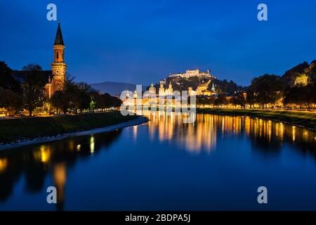 Vista serale della città di Salisburgo Foto Stock