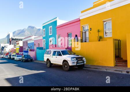 Fiancheggiata da case colorate, questa è Bo-Kaap Foto Stock