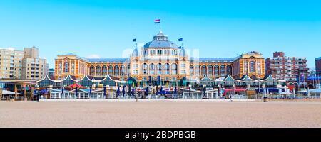 Scheveningen, Paesi Bassi - 7 aprile 2016: Famoso Grand Hotel Amrath Kurhaus Vista sulla spiaggia vicino a l'Aia, Olanda, Paesi Bassi Foto Stock