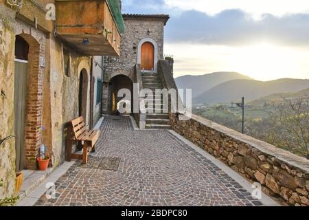 Una stradina tra le case di Fornelli, in Molise, Italia Foto Stock