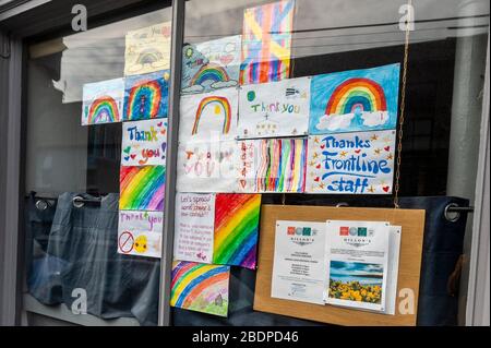 Timoleague, West Cork, Irlanda. 9 Aprile 2020. I bambini locali a Timoleague hanno creato disegni ringraziando il personale di prima linea per i loro sforzi nella lotta contro Covid-19. Le foto sono nella finestra del locale ristorante Timoleague, Dillon's. Credit: Andy Gibson/Alamy Live News Foto Stock