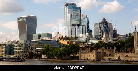 Una vista elevata della costa nord-occidentale della Grande Londra dalla cima del Tower Bridge che mostra l'edificio degli uffici di Gherkin e la Torre di Londra. Foto Stock