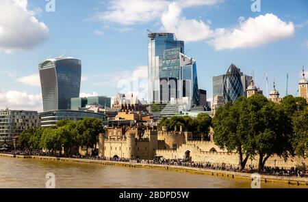 Una vista elevata della costa nord-occidentale della Grande Londra dalla cima del Tower Bridge che mostra l'edificio degli uffici di Gherkin e la Torre di Londra. Foto Stock