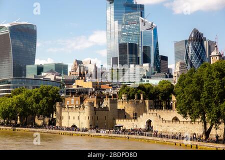 Una vista elevata della costa nord-occidentale della Grande Londra dalla cima del Tower Bridge che mostra l'edificio degli uffici di Gherkin e la Torre di Londra. Foto Stock