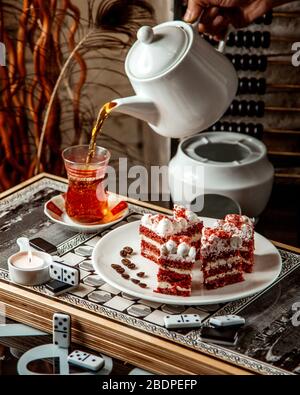 tè nero in armudu vetro e dessert Foto Stock