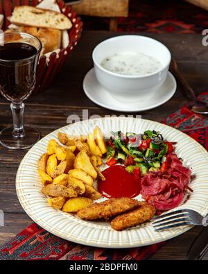 polli con patate fritte e insalata Foto Stock