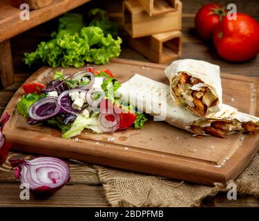 doner di pollo con verdure tritate Foto Stock