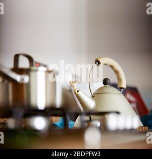 Colpo di un bollitore che fuma su una stufa a gas in cucina Foto Stock