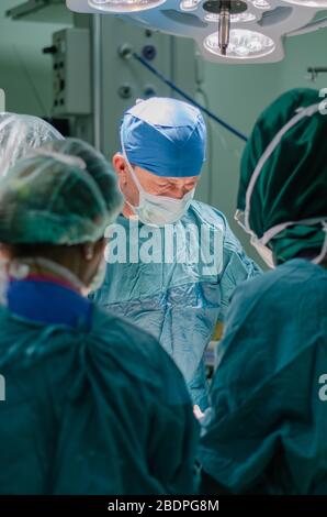 Il chirurgo sta gestando un paziente in una sala operatoria in un ospedale Foto Stock