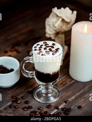 cocktail al caffè con panna montata e chicchi di caffè in cima Foto Stock