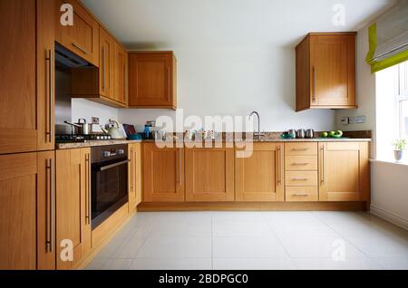 Tradizionale grande cucina interna con armadietti in legno Foto Stock