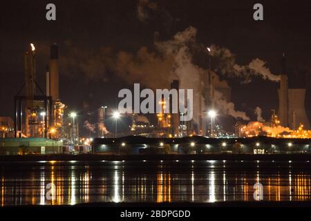 Grangemouth, Regno Unito. 8 aprile 2020. Nella foto: L'enorme raffineria di petrolio che ha sede a Grangemouth è impegnata nella produzione di carburanti come benzina e diesel per l'industria automobilistica durante la crisi di Coronavirus (COVID-19). La produzione è di 24/7 365 per l'industria e la domanda di consumo meed. Il Coronavirus Pandemic, i prezzi della pompa di benzina del Regno Unito sono crollati a £1.00 per litro dal 2016 a causa di una mancanza di domanda come il blocco largo del Regno Unito ha obbligato la gente a rimanere a casa. Nel marzo 2020 il prezzo del petrolio è sceso al di sotto di 25 dollari al barile. Credit: Colin Fisher/Alamy Live News. Foto Stock