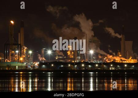 Grangemouth, Regno Unito. 8 aprile 2020. Nella foto: L'enorme raffineria di petrolio che ha sede a Grangemouth è impegnata nella produzione di carburanti come benzina e diesel per l'industria automobilistica durante la crisi di Coronavirus (COVID-19). La produzione è di 24/7 365 per l'industria e la domanda di consumo meed. Il Coronavirus Pandemic, i prezzi della pompa di benzina del Regno Unito sono crollati a £1.00 per litro dal 2016 a causa di una mancanza di domanda come il blocco largo del Regno Unito ha obbligato la gente a rimanere a casa. Nel marzo 2020 il prezzo del petrolio è sceso al di sotto di 25 dollari al barile. Credit: Colin Fisher/Alamy Live News. Foto Stock