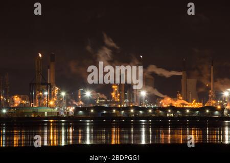 Grangemouth, Regno Unito. 8 aprile 2020. Nella foto: L'enorme raffineria di petrolio che ha sede a Grangemouth è impegnata nella produzione di carburanti come benzina e diesel per l'industria automobilistica durante la crisi di Coronavirus (COVID-19). La produzione è di 24/7 365 per l'industria e la domanda di consumo meed. Il Coronavirus Pandemic, i prezzi della pompa di benzina del Regno Unito sono crollati a £1.00 per litro dal 2016 a causa di una mancanza di domanda come il blocco largo del Regno Unito ha obbligato la gente a rimanere a casa. Nel marzo 2020 il prezzo del petrolio è sceso al di sotto di 25 dollari al barile. Credit: Colin Fisher/Alamy Live News. Foto Stock