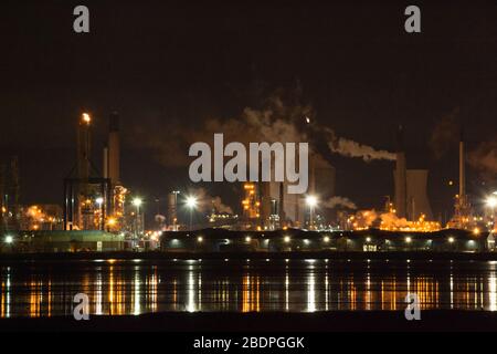 Grangemouth, Regno Unito. 8 aprile 2020. Nella foto: L'enorme raffineria di petrolio che ha sede a Grangemouth è impegnata nella produzione di carburanti come benzina e diesel per l'industria automobilistica durante la crisi di Coronavirus (COVID-19). La produzione è di 24/7 365 per l'industria e la domanda di consumo meed. Il Coronavirus Pandemic, i prezzi della pompa di benzina del Regno Unito sono crollati a £1.00 per litro dal 2016 a causa di una mancanza di domanda come il blocco largo del Regno Unito ha obbligato la gente a rimanere a casa. Nel marzo 2020 il prezzo del petrolio è sceso al di sotto di 25 dollari al barile. Credit: Colin Fisher/Alamy Live News. Foto Stock