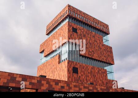 Aan de Stroom MAS Museum lungo il fiume Schelda nel quartiere Eilandie di Anversa, Belgio, in una giornata di sole Foto Stock