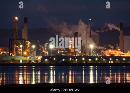 Grangemouth, Regno Unito. 8 aprile 2020. Nella foto: L'enorme raffineria di petrolio che ha sede a Grangemouth è impegnata nella produzione di carburanti come benzina e diesel per l'industria automobilistica durante la crisi di Coronavirus (COVID-19). La produzione è di 24/7 365 per l'industria e la domanda di consumo meed. Il Coronavirus Pandemic, i prezzi della pompa di benzina del Regno Unito sono crollati a £1.00 per litro dal 2016 a causa di una mancanza di domanda come il blocco largo del Regno Unito ha obbligato la gente a rimanere a casa. Nel marzo 2020 il prezzo del petrolio è sceso al di sotto di 25 dollari al barile. Credit: Colin Fisher/Alamy Live News. Foto Stock