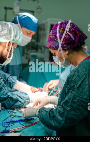 Il ritratto dell'infermiere chirurgico.chirurgo del team al lavoro in sala operatoria. Foto Stock