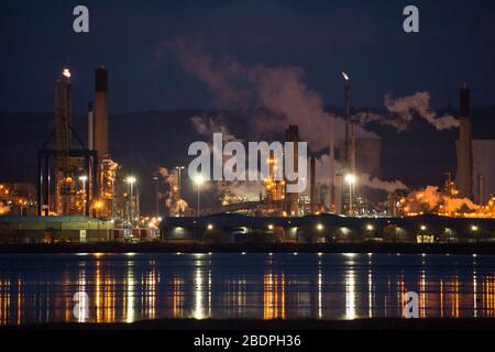 Grangemouth, Regno Unito. 8 aprile 2020. Nella foto: L'enorme raffineria di petrolio che ha sede a Grangemouth è impegnata nella produzione di carburanti come benzina e diesel per l'industria automobilistica durante la crisi di Coronavirus (COVID-19). La produzione è di 24/7 365 per l'industria e la domanda di consumo meed. Il Coronavirus Pandemic, i prezzi della pompa di benzina del Regno Unito sono crollati a £1.00 per litro dal 2016 a causa di una mancanza di domanda come il blocco largo del Regno Unito ha obbligato la gente a rimanere a casa. Nel marzo 2020 il prezzo del petrolio è sceso al di sotto di 25 dollari al barile. Credit: Colin Fisher/Alamy Live News. Foto Stock