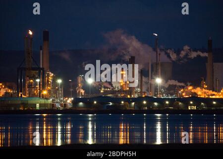 Grangemouth, Regno Unito. 8 aprile 2020. Nella foto: L'enorme raffineria di petrolio che ha sede a Grangemouth è impegnata nella produzione di carburanti come benzina e diesel per l'industria automobilistica durante la crisi di Coronavirus (COVID-19). La produzione è di 24/7 365 per l'industria e la domanda di consumo meed. Il Coronavirus Pandemic, i prezzi della pompa di benzina del Regno Unito sono crollati a £1.00 per litro dal 2016 a causa di una mancanza di domanda come il blocco largo del Regno Unito ha obbligato la gente a rimanere a casa. Nel marzo 2020 il prezzo del petrolio è sceso al di sotto di 25 dollari al barile. Credit: Colin Fisher/Alamy Live News. Foto Stock