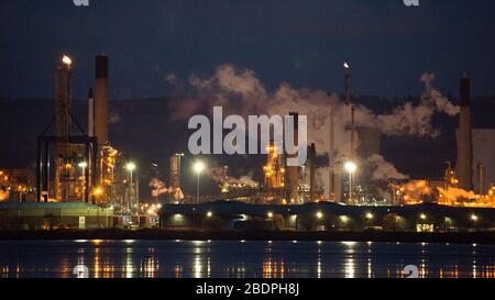 Grangemouth, Regno Unito. 8 aprile 2020. Nella foto: L'enorme raffineria di petrolio che ha sede a Grangemouth è impegnata nella produzione di carburanti come benzina e diesel per l'industria automobilistica durante la crisi di Coronavirus (COVID-19). La produzione è di 24/7 365 per l'industria e la domanda di consumo meed. Il Coronavirus Pandemic, i prezzi della pompa di benzina del Regno Unito sono crollati a £1.00 per litro dal 2016 a causa di una mancanza di domanda come il blocco largo del Regno Unito ha obbligato la gente a rimanere a casa. Nel marzo 2020 il prezzo del petrolio è sceso al di sotto di 25 dollari al barile. Credit: Colin Fisher/Alamy Live News. Foto Stock