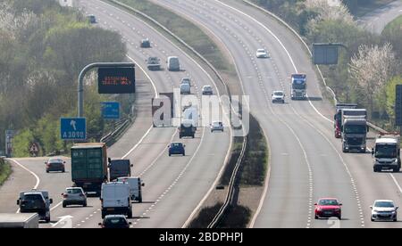 Una tranquilla autostrada M3 vicino a Winchester in Hampshire, che è normalmente piena di auto in una vacanza di Pasqua, come il Regno Unito continua in blocco per contribuire a frenare la diffusione del coronavirus. Foto Stock