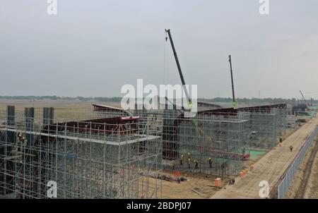 Xiongan. 9 Aprile 2020. La foto aerea scattata il 9 aprile 2020 mostra le persone che lavorano nel cantiere del ponte Langouwa della superstrada Pechino-Xiongan nella Nuova Area di Xiongan, nella provincia di Hebei del nord della Cina. La superstrada Pechino-Xiongan che collega la capitale cinese di Pechino e la Nuova Area di Xiongan, situata a circa 100 km a sud-ovest di Pechino, è in costruzione in modo ordinato e si prevede che si aprirà al traffico entro il 2021. Credit: Yang Shiyao/Xinhua/Alamy Live News Foto Stock
