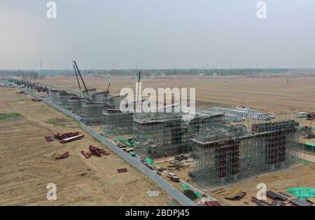Xiongan. 9 Aprile 2020. La foto aerea scattata il 9 aprile 2020 mostra il sito di costruzione del ponte Langouwa della superstrada Pechino-Xiongan nella Nuova area di Xiongan, nella provincia di Hebei del nord della Cina. La superstrada Pechino-Xiongan che collega la capitale cinese di Pechino e la Nuova Area di Xiongan, situata a circa 100 km a sud-ovest di Pechino, è in costruzione in modo ordinato e si prevede che si aprirà al traffico entro il 2021. Credit: Yang Shiyao/Xinhua/Alamy Live News Foto Stock
